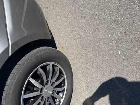 Used 2012 Kia Sedona EX w/ Luxury Pkg image 3