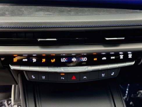 Used 2025 Cadillac XT4 Sport w/ LPO, Onyx Lite Package FWD image 18