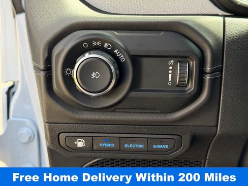 Used 2025 Jeep Wrangler Unlimited Sahara image 27