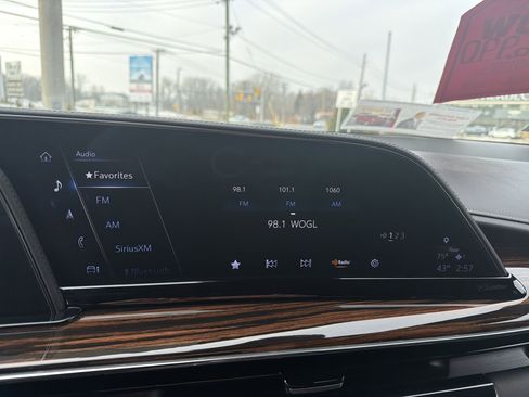 Used 2023 Cadillac Escalade Premium Luxury image 15