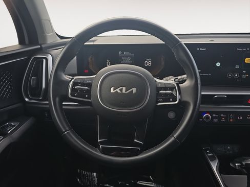 Used 2024 Kia Sorento S image 12