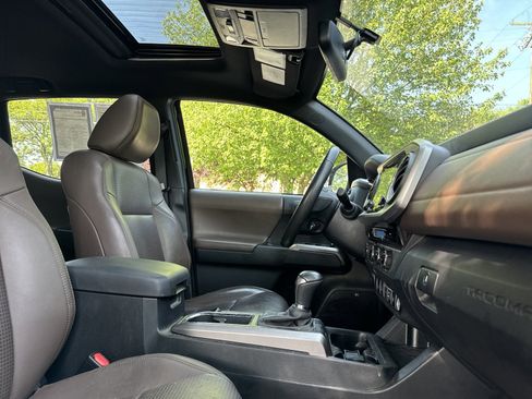 Used 2017 Toyota Tacoma Limited image 9