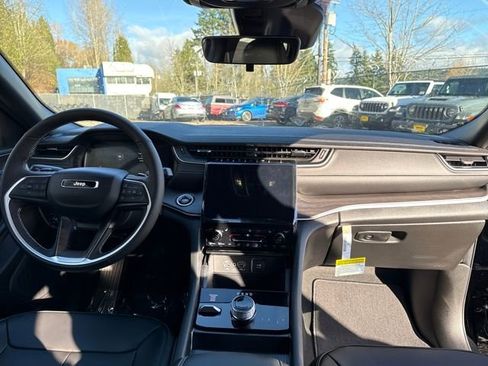 New 2025 Jeep Grand Cherokee Limited w/ Black Appearance Package image 11