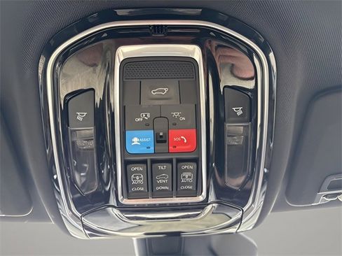 Used 2022 Jeep Grand Cherokee Summit w/ Luxury Tech Group V image 11