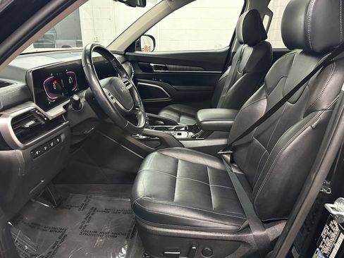 Used 2024 Kia Telluride EX w/ EX Captain's Chair Package AWD/4WD image 19