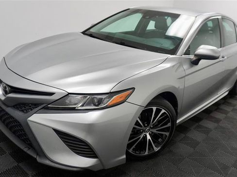 Used 2018 Toyota Camry SE image 2