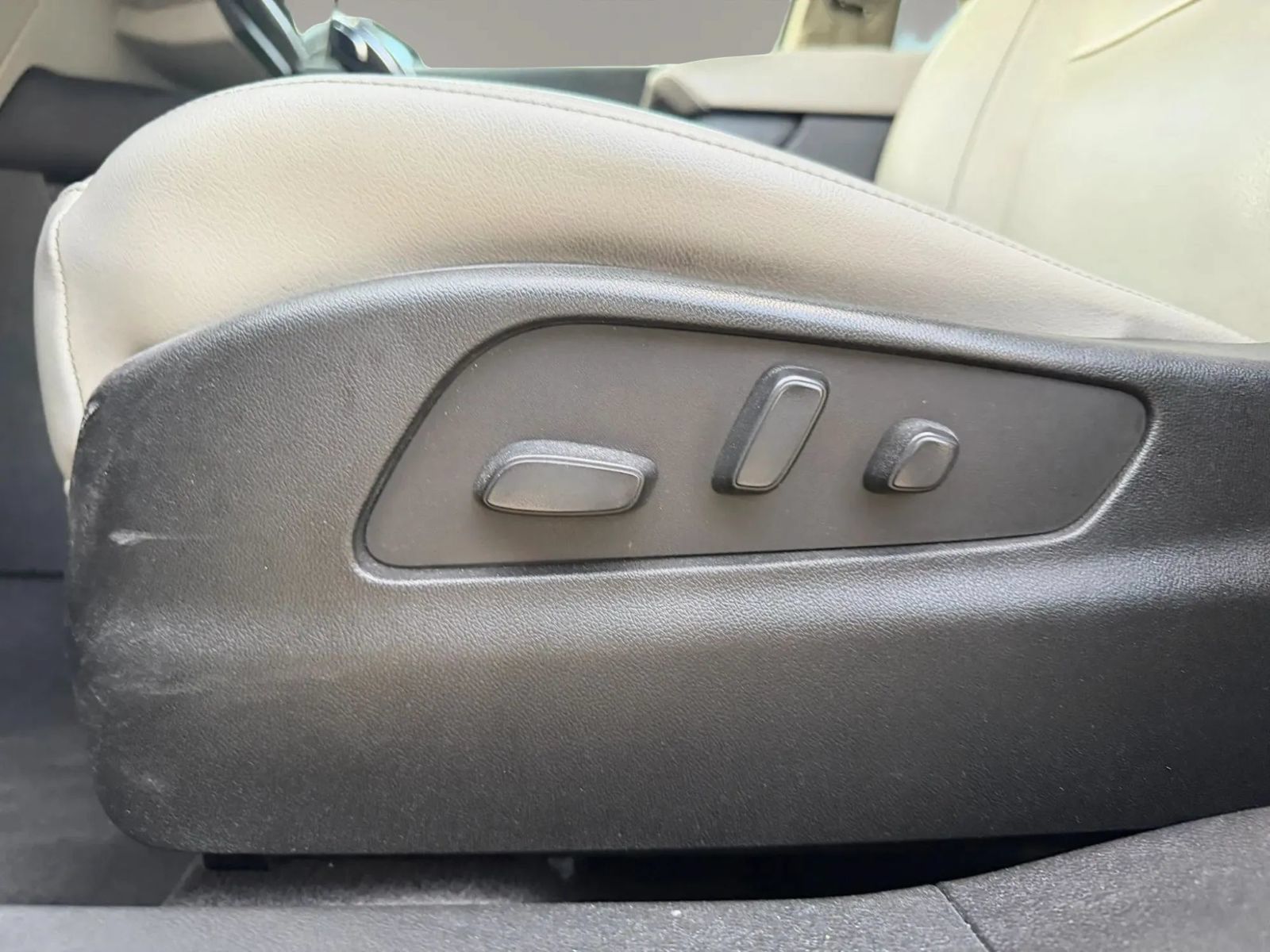 Used 2023 Cadillac XT4 Luxury w/ Cold Weather Package FWD image 36