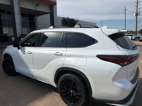 Used 2024 Toyota Highlander XSE FWD image 3