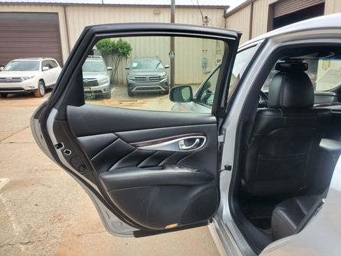 Used 2017 INFINITI Q70 3.7 w/ Sport Package RWD image 19