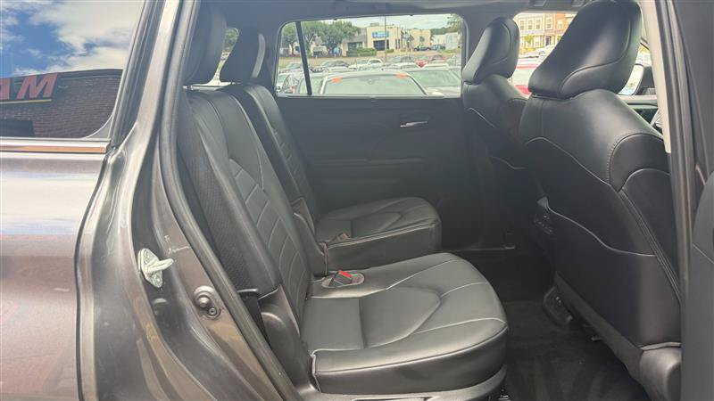 Used 2021 Toyota Highlander XLE FWD image 10