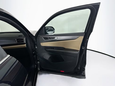 Used 2025 Volkswagen Atlas Cross Sport SE image 35