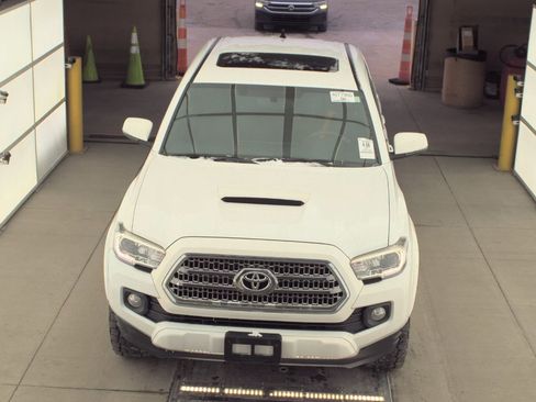 Used 2017 Toyota Tacoma TRD Sport image 2