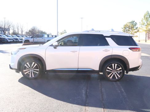 Used 2024 Nissan Pathfinder Platinum image 38