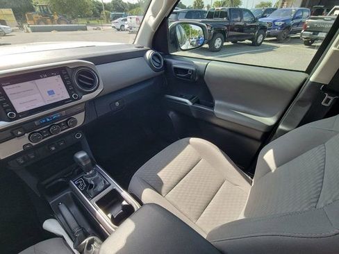 Used 2022 Toyota Tacoma SR5 w/ Technology Package RWD image 3