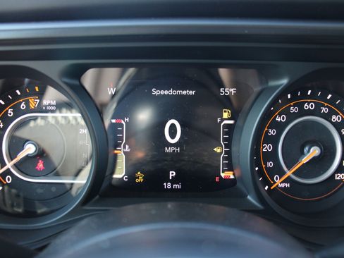 Used 2026 Jeep Gladiator Rubicon w/ Technology Group AWD/4WD image 13
