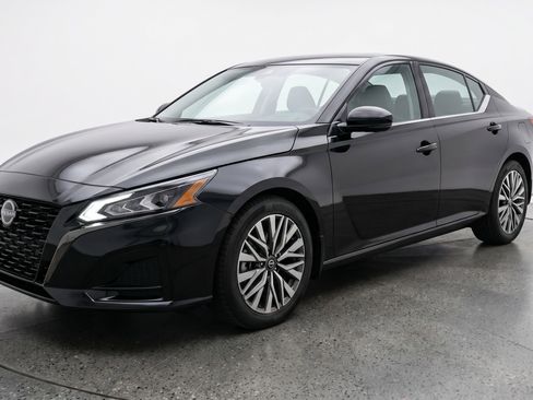 Used 2025 Nissan Altima 2.5 SV FWD image 3