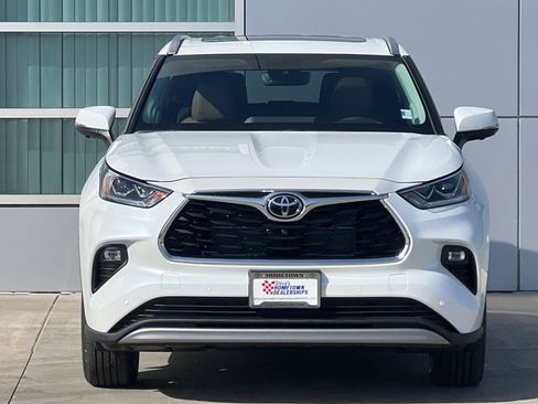 New 2025 Toyota Highlander XLE image 6