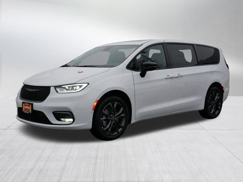 New 2026 Chrysler Pacifica Select image 3