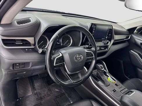 Used 2022 Toyota Highlander XLE FWD image 9