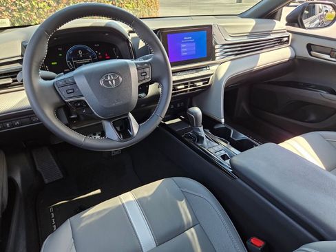 Used 2025 Toyota Camry SE FWD image 8