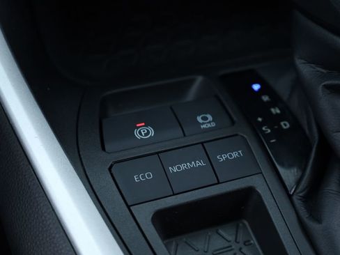 Used 2021 Toyota RAV4 LE image 10