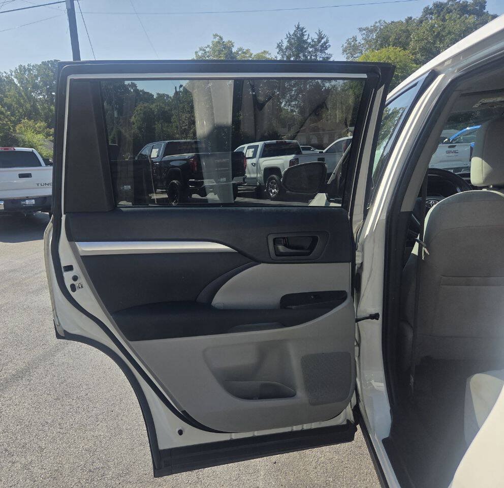 Used 2019 Toyota Highlander LE FWD image 17