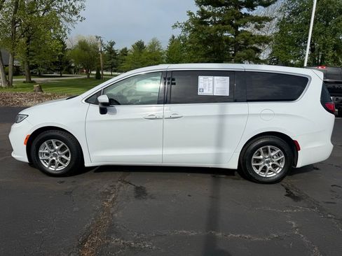 Used 2023 Chrysler Pacifica Touring-L FWD image 8