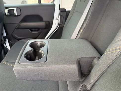 Used 2025 Jeep Wrangler Unlimited Sahara AWD/4WD image 20
