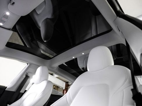 Used 2021 Tesla Model 3 Performance image 4