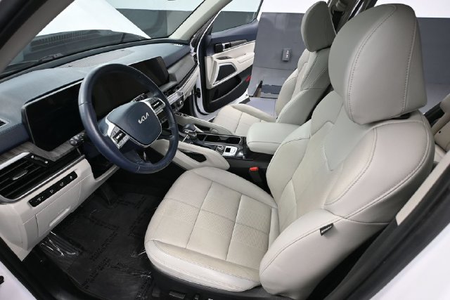 Used 2024 Kia Telluride EX w/ EX Captain's Chair Package AWD/4WD image 17