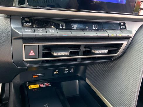 Used 2025 Toyota Camry SE FWD image 31