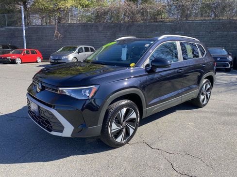 Used 2025 Volkswagen Taos SE w/ Panoramic Sunroof Package image 1