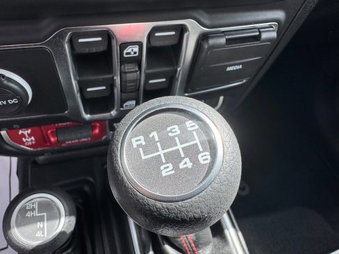 Used 2019 Jeep Wrangler Unlimited Rubicon AWD/4WD image 12