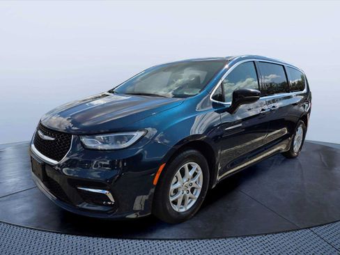 Used 2025 Chrysler Pacifica Select FWD image 3