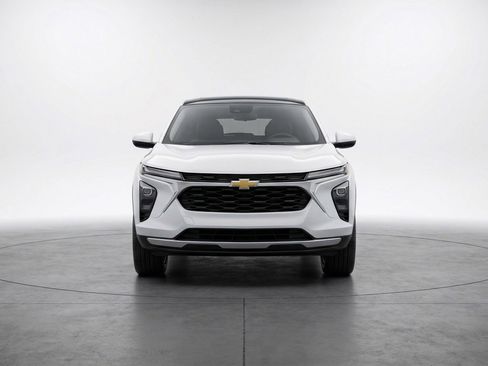 Used 2025 Chevrolet Trax LT w/ LT Convenience Package image 2