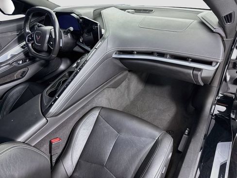 Used 2021 Chevrolet Corvette Stingray Coupe w/ Body-Color Dual Roof Package RWD image 16