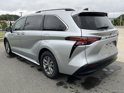 Used 2021 Toyota Sienna XLE FWD image 7