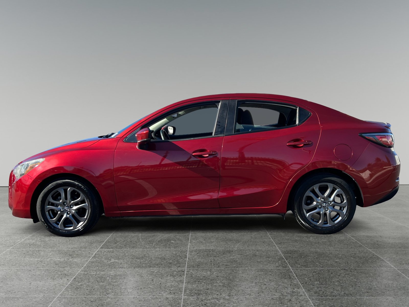 Used 2020 Toyota Yaris L FWD image 2