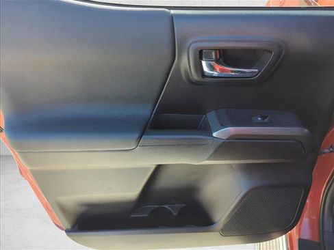 Used 2018 Toyota Tacoma TRD Sport AWD/4WD image 7