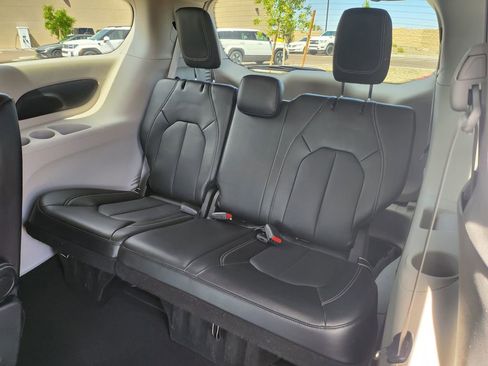 Used 2024 Chrysler Pacifica Touring-L FWD image 16