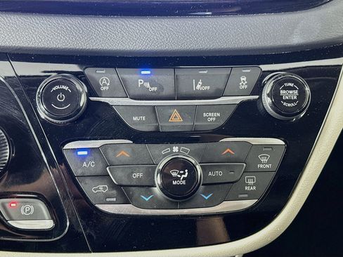 Used 2024 Chrysler Pacifica Touring-L FWD image 24