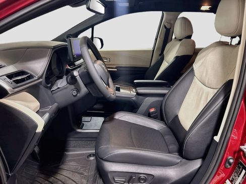New 2026 Toyota Sienna Limited FWD image 19