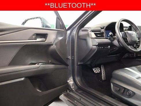 Used 2025 Toyota Camry SE image 11