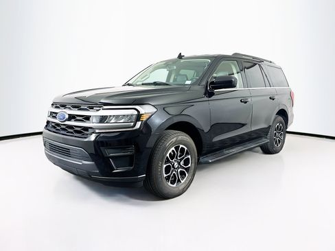 Used 2024 Ford Expedition XLT image 3