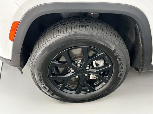 Used 2024 Jeep Grand Cherokee L Altitude image 11