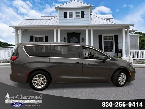 Used 2023 Chrysler Pacifica Touring-L FWD image 5