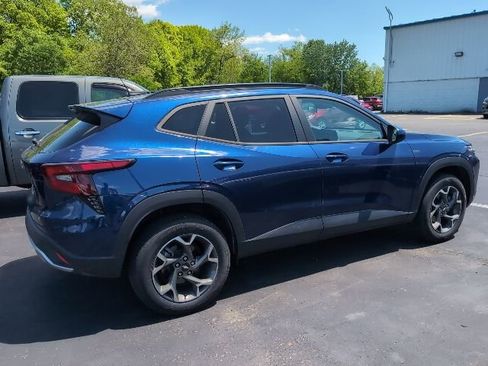 Used 2024 Chevrolet Trax LT w/ Driver Confidence Package FWD image 3