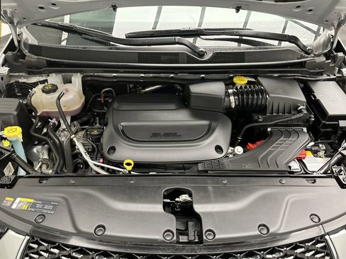 Used 2024 Chrysler Pacifica Touring-L image 27