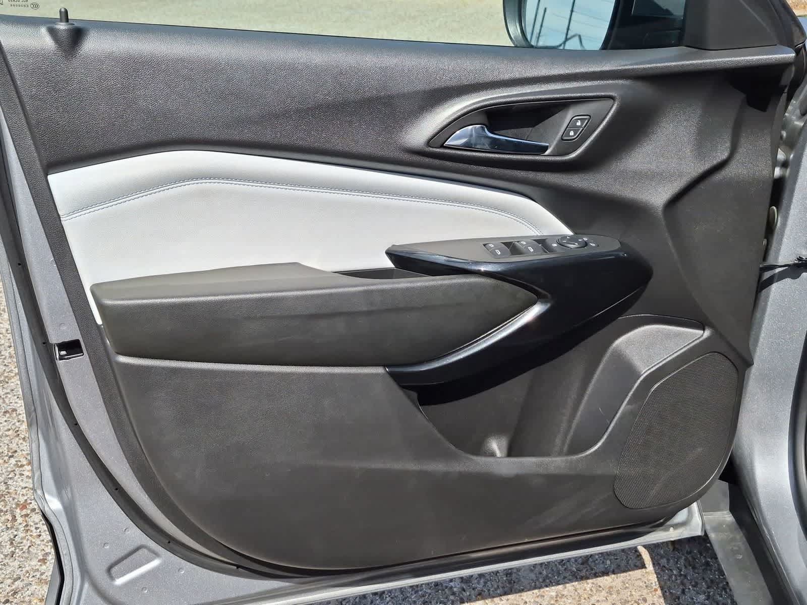 Used 2025 Chevrolet Trax LT w/ LT Convenience Package FWD image 21