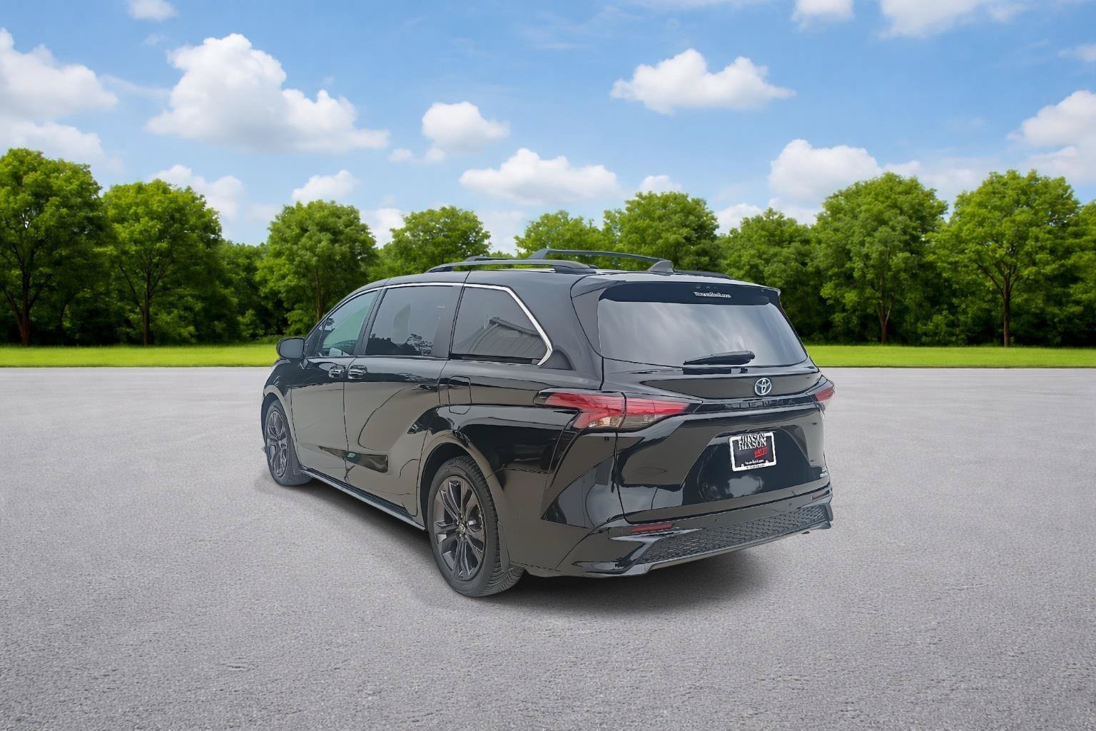 Used 2023 Toyota Sienna XSE FWD image 5